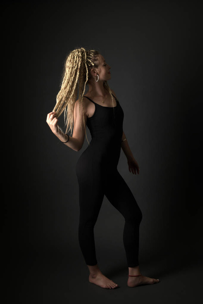 Blonde young woman dancing dancehall - Foto, afbeelding