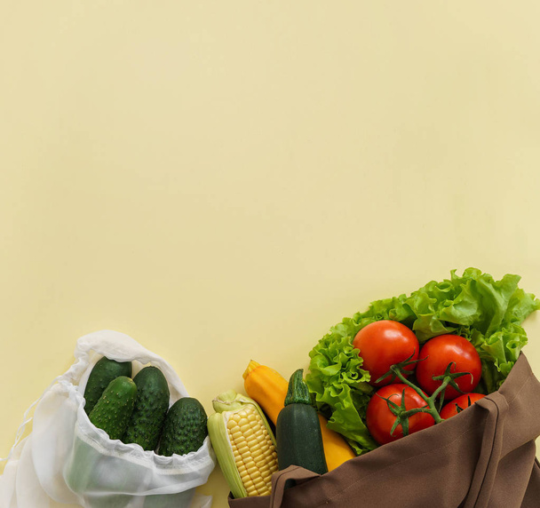 rauwe groenten in textiel winkelen boodschappenzakken, nul afval concept - Foto, afbeelding