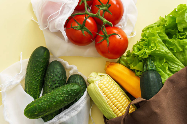 織物ショッピング食料品の袋、ゼロ廃棄物概念の生野菜 - 写真・画像