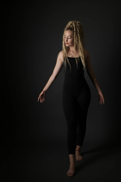 Sarışın genç kadın dancehall dans - Fotoğraf, Görsel