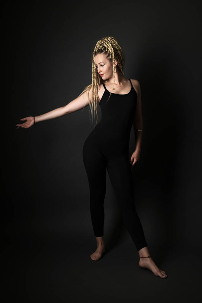 blonde junge Frau tanzt Dancehall - Foto, Bild