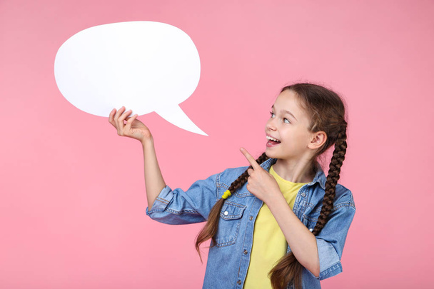 Young girl with speech bubble on pink background - Foto, Imagen