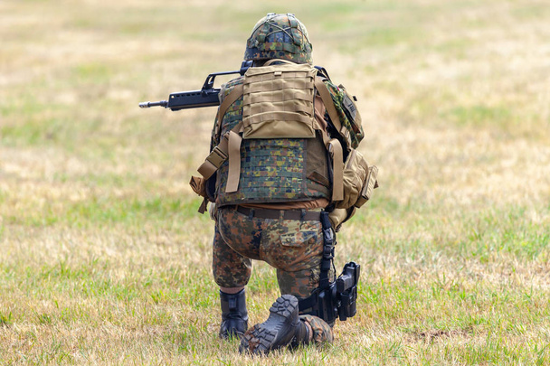 Немецкий солдат с винтовкой на тренировочном курсе
 - Фото, изображение