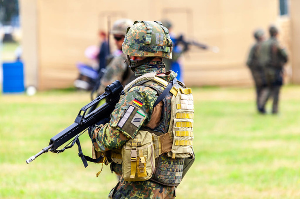 Немецкий солдат с винтовкой на тренировочном курсе
 - Фото, изображение