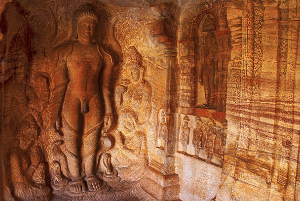 Cueva 4: Figura tallada de Bahubali con las patas inferiores rodeadas de serpientes, junto con sus hijas Brahmi y Sundari
. - Foto, imagen