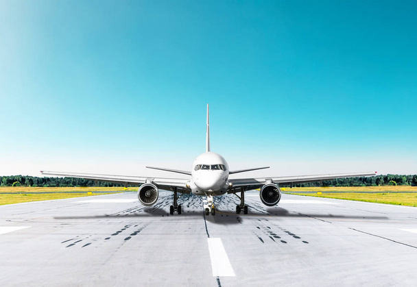 Avion commercial de passagers circulant sur piste à l'aéroport
 - Photo, image