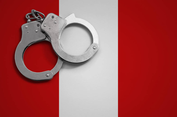 Peru vlag en politie handboeien. Het concept van misdrijven en overtredingen in het land. - Foto, afbeelding