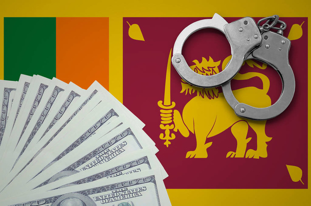 Σημαία της Σρι Λάνκα με χειροπέδες και μια δέσμη των δολαρίων. Η έννοια της παράνομης τραπεζικές εργασίες μας νόμισμα. - Φωτογραφία, εικόνα