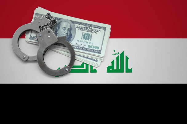 Irak bayrağı ile kelepçe ve a bohça-in dolar. Hukuk ve hırsızlık suçları kırılma kavramı. - Fotoğraf, Görsel