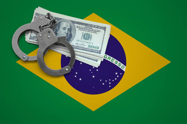 Brazília zászló bilincs és egy köteg-ból dollárok. A fogalom sértő bűncselekmények és a tolvajok. - Fotó, kép