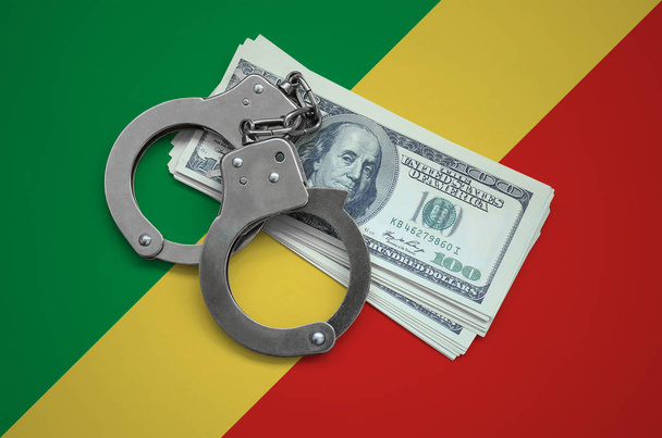 Kongói zászló bilincs és egy köteg-ból dollárok. Pénznem a korrupció az országban. Pénzügyi bűncselekmények. - Fotó, kép