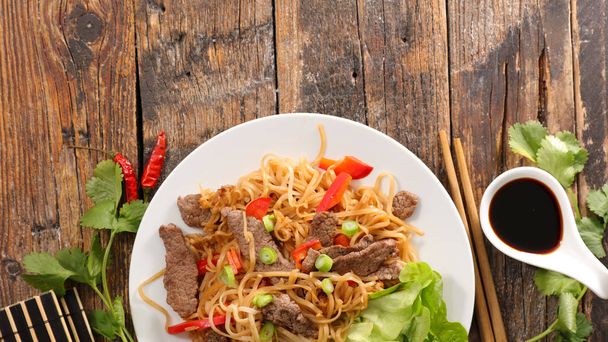 fried noodles with beef and bell pepper - Zdjęcie, obraz