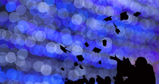 Silhouette der Graduierten werfen Mörteltafeln in der Abschlussfeier der Universität. Gratulation zum Bildungserfolg, Abschlussfeier Universitätsabsolventen, Konzept für den Einführungstag - Foto, Bild