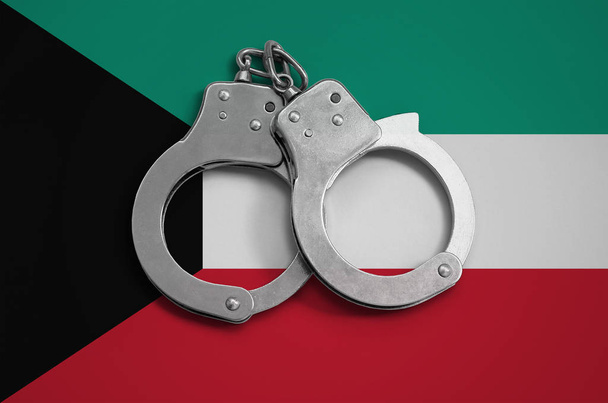 Кувейт прапор і поліції наручники. Концепція дотриманням закону в країні та захист від злочину. - Фото, зображення