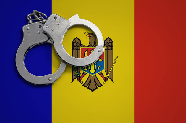 Μολδαβία σημαία και αστυνομία χειροπέδες. Η έννοια του εγκλήματος και παραβάσεων στη χώρα. - Φωτογραφία, εικόνα