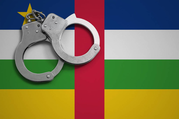 Středoafrická republika vlajka a policejní pouta. Pojem zločin a přestupků v zemi. - Fotografie, Obrázek