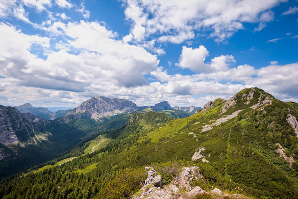 Vue panoramique à grand angle sur les Alpes juliennes en été, vue depuis le passo Pramollo à la frontière entre l'Italie et l'Autriche. Paysage de montagne
. - Photo, image