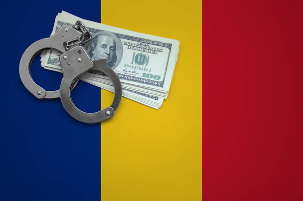 Romania lippu käsiraudat ja nippu dollareita. Käsitteen rikkoa lakia ja varkaat rikoksia
. - Valokuva, kuva