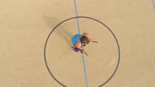 Letecký pohled na ženský teenager v lana skákání - Záběry, video