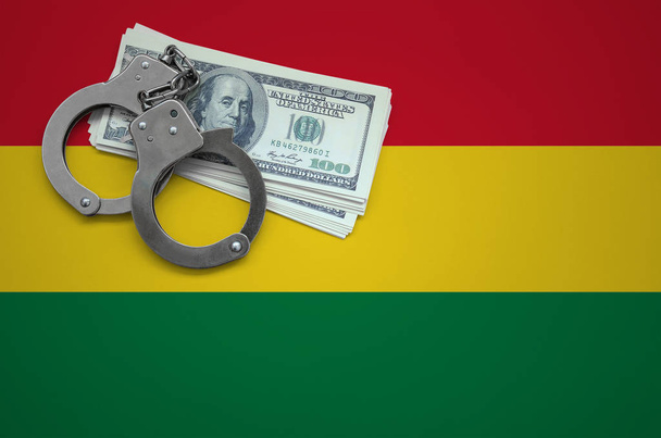 Bolivian lippu käsiraudoilla ja dollareilla. Käsitteen rikkoa lakia ja varkaat rikoksia
. - Valokuva, kuva