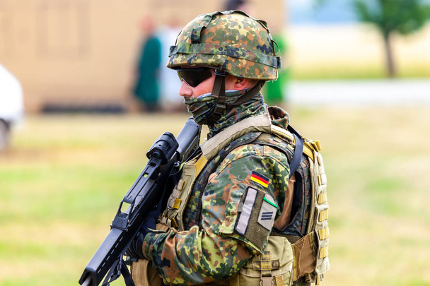 FELDKIRCHEN / GERMANY - JUNE 9, 2018: German soldier on an exercise at open day on day of the Bundeswehr in Feldkirchen - Foto, afbeelding