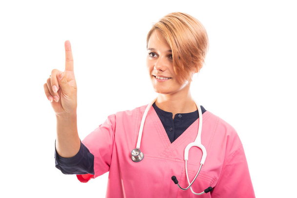 Retrato de veterinário feminino vestindo esfoliação rosa usando tela sensível ao toque isolado no fundo branco
 - Foto, Imagem