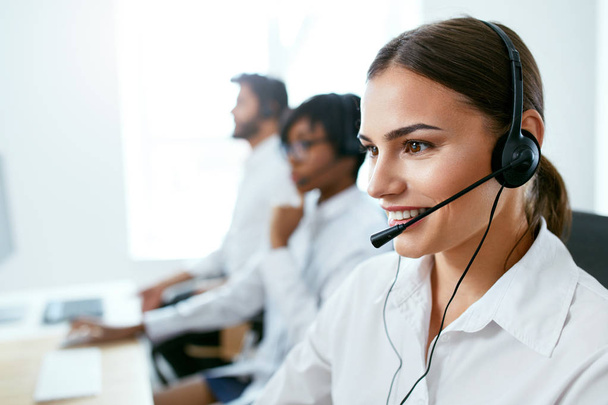 Contact Center Operator Working In Office. Attractive Woman Consulting Customers Online. High Resolution - Foto, imagen