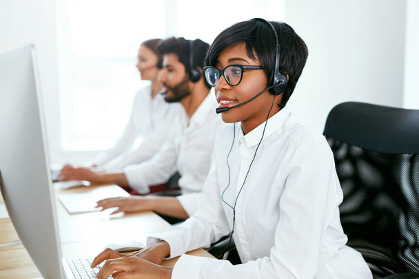 Customer Service Online In Call Center. Operators Consulting Clients On Hotline. High Resolution  - Foto, Imagen