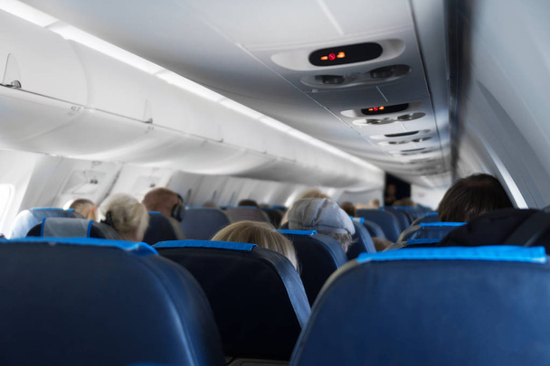 Interior dentro do avião com passageiros
. - Foto, Imagem