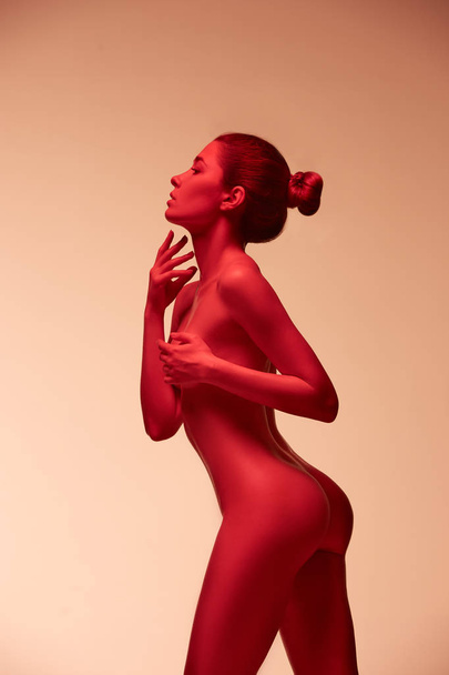 foto de arte de moda de modelo desnudo elegante en los focos de color claro
 - Foto, Imagen