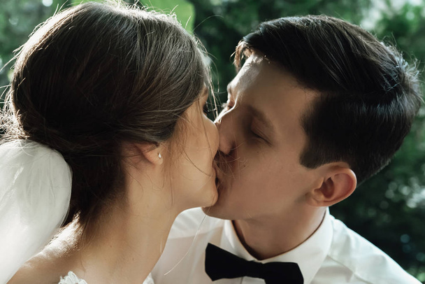 elegante linda noiva feliz e noivo beijando na recepção do casamento, momento alegre emocional
 - Foto, Imagem