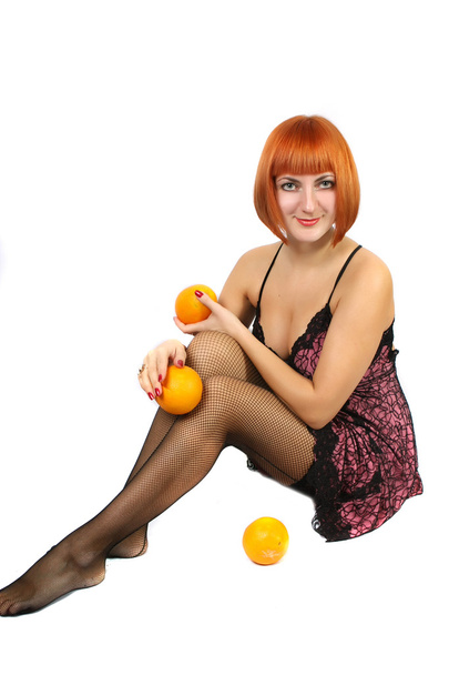 κορίτσι σε ένα όμορφο φόρεμα με πορτοκάλια - Φωτογραφία, εικόνα