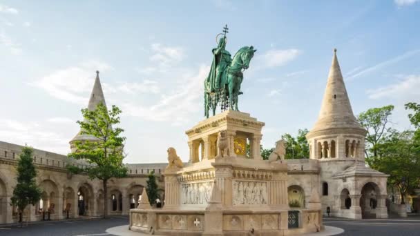 Timelapse video van bronzen standbeeld van Stephen Hongarije in Budapest city, Hongarije, time-lapse 4k. - Video