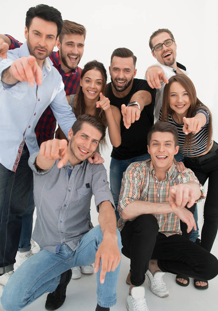 группа успешных молодых людей, указывающих на тебя - Фото, изображение