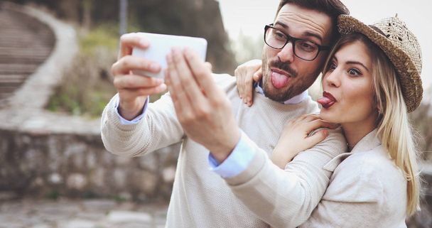 Tourist couple in love taking selfies while traveling - Fotoğraf, Görsel