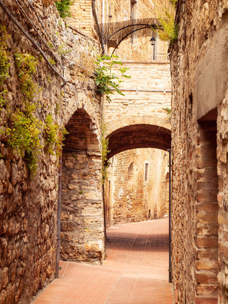 Picturesque medieval narrow street of San Gimignano old town, Tuscany, Italy - Zdjęcie, obraz