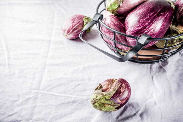 Herfst oogst met groenten, verse rauwe aubergines, organische veganistisch eten, linnen tafellaken achtergrond kopie ruimte - Foto, afbeelding