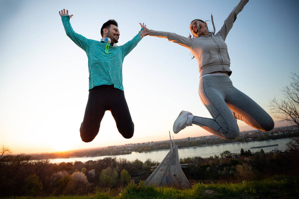 bella coppia jogging in natura vivere sano - Foto, immagini