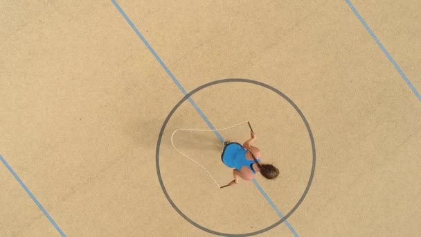 Letecký pohled na ženský teenager v lana skákání - Záběry, video
