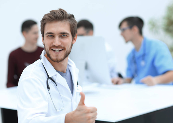 uśmiechający się lekarza kciukiem wyświetlane - Zdjęcie, obraz