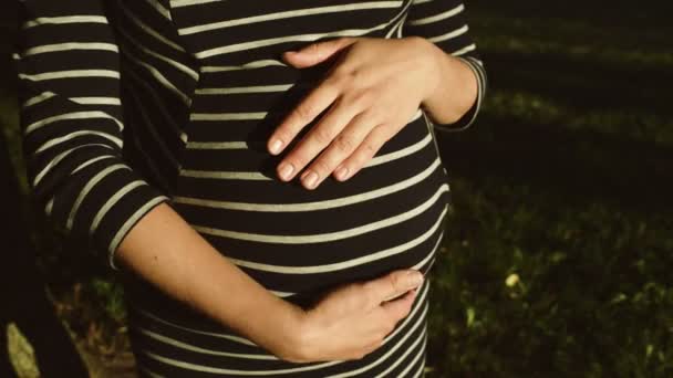 Έγκυος γυναίκα στο ριγέ φόρεμα - Πλάνα, βίντεο