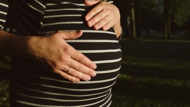 Těhotná žena v pruhované šaty - Záběry, video