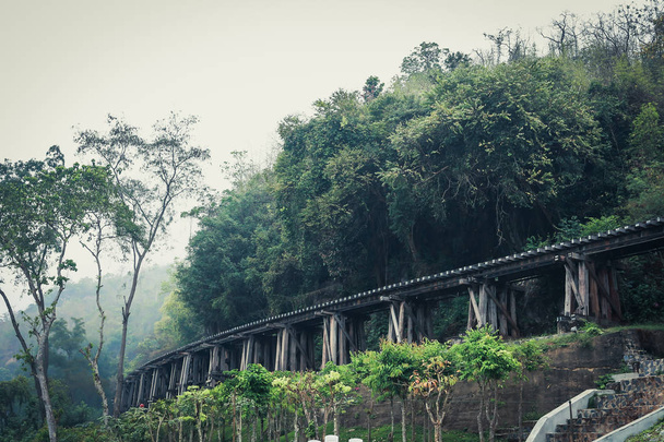 Pont ferroviaire de la mort sur la rivière Kwai Noi à Kanchanaburi province Thaïlande
. - Photo, image