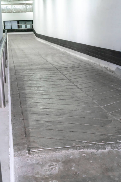 Betonowe rampy lub stiuku szlaku cementu dla wózka inwalidzkiego lub koszyka - Zdjęcie, obraz