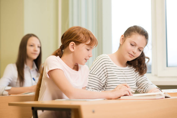 3 κορίτσια φοιτητής κάθεται σε ένα γραφείο - Φωτογραφία, εικόνα