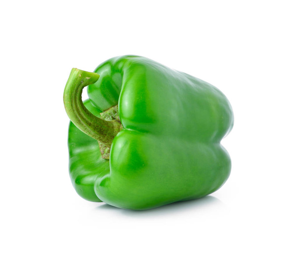 πράσινη πιπεριά σε λευκό φόντο - Φωτογραφία, εικόνα