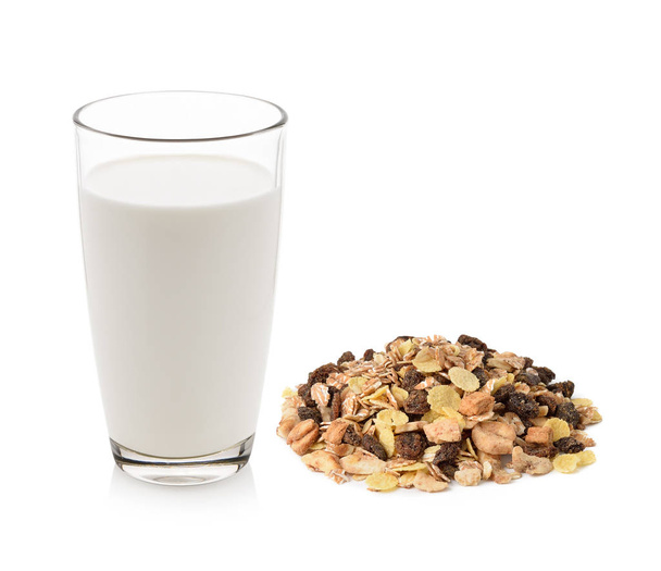 σωρός του μούσλι και το φρέσκο γάλα στο ποτήρι που απομονώνονται σε λευκό φόντο - Φωτογραφία, εικόνα