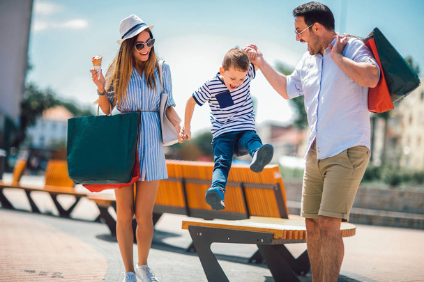 Famille heureuse s'amuser en plein air après le shopping
 - Photo, image