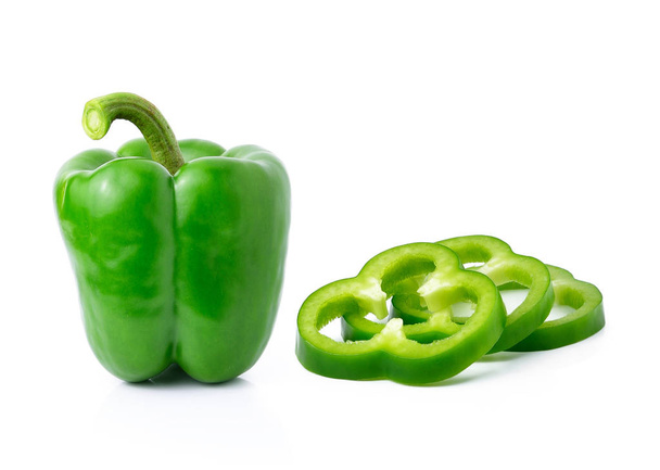 πράσινη πιπεριά σε λευκό φόντο - Φωτογραφία, εικόνα