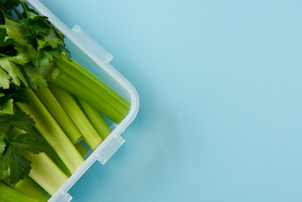 pohled shora Dóza na potraviny plné zdravých petržel a celer, samostatný na modré - Fotografie, Obrázek